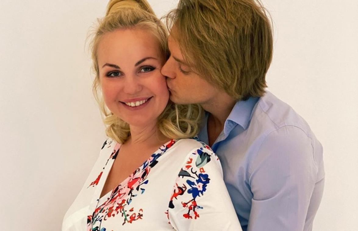 Lesley-Ann Poppe deelt foto van haar pasgeboren dochtertje: "Ze lijkt op jou!"