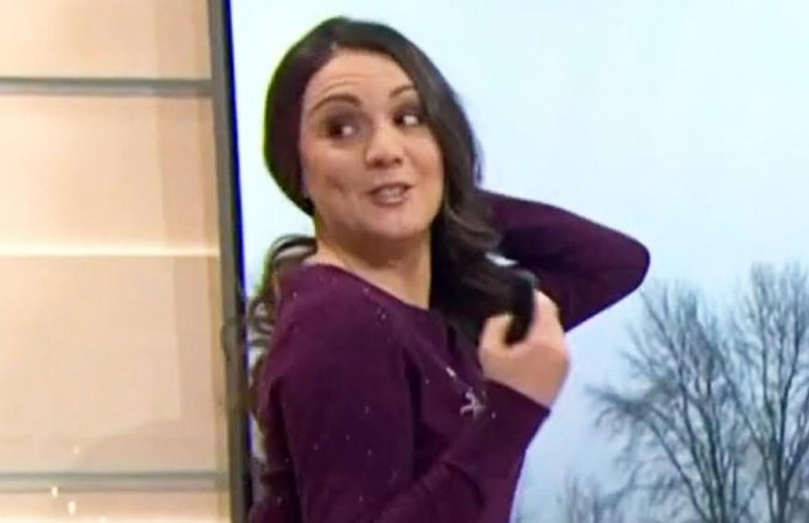 Weervrouw excuseert zich voor gênante blunder met outfit (video)