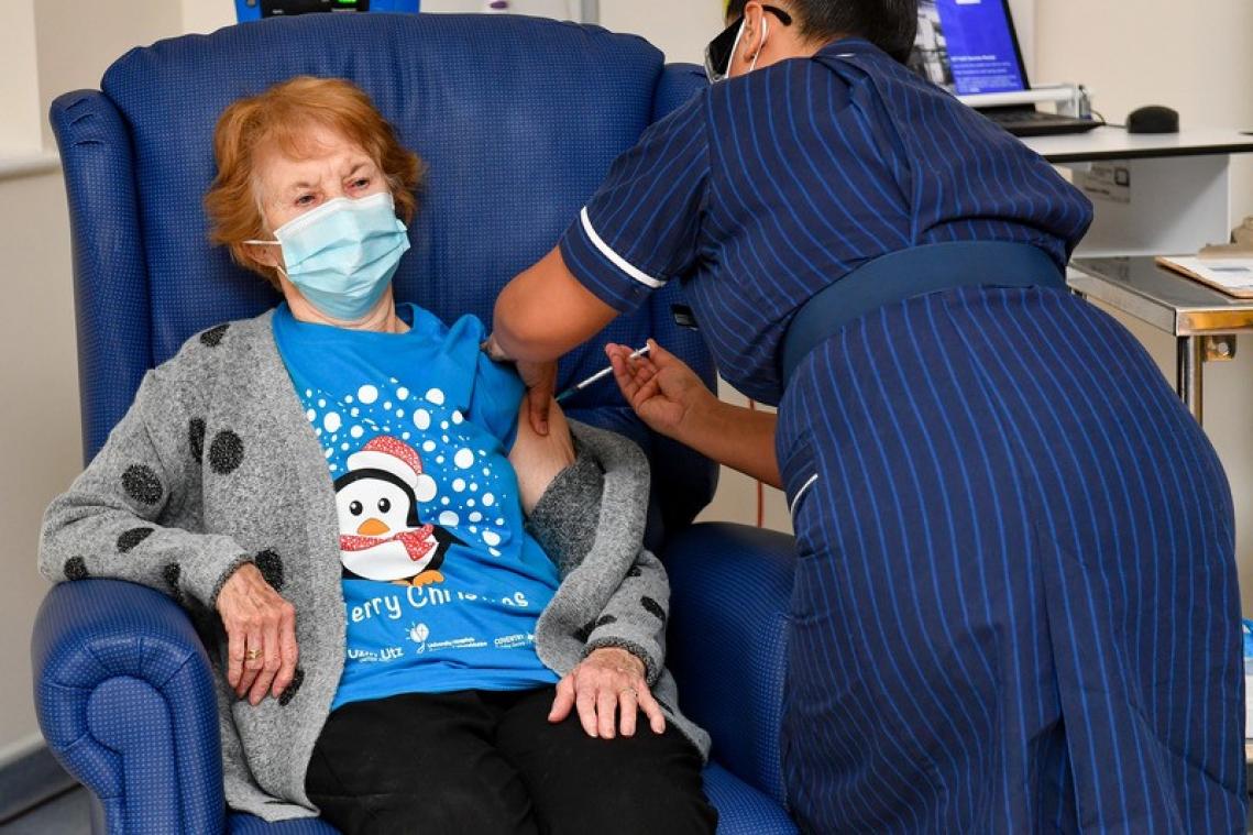 90-jarige vrouw kreeg als eerste Britse Pfizer-vaccin toegediend