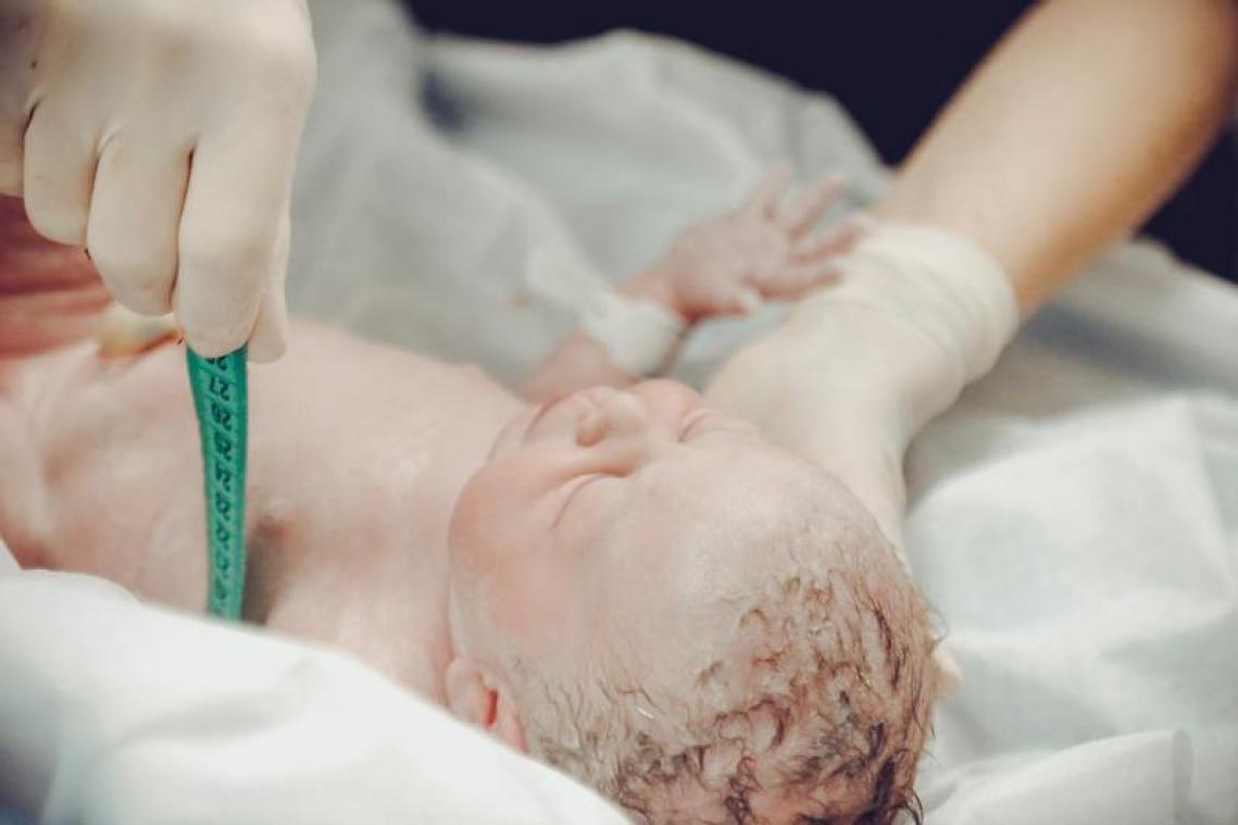 BIZAR. Vrouw stapt met menstruatiepijn naar de spoeddienst, gaat naar huis met een baby