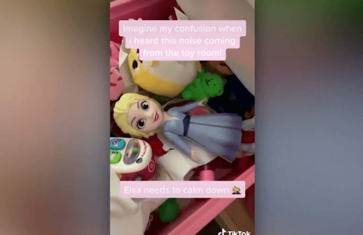 Hilarisch: moeder beschaamd nadat 'Frozen'-pop van haar dochters héél gênante geluiden maakt (video)