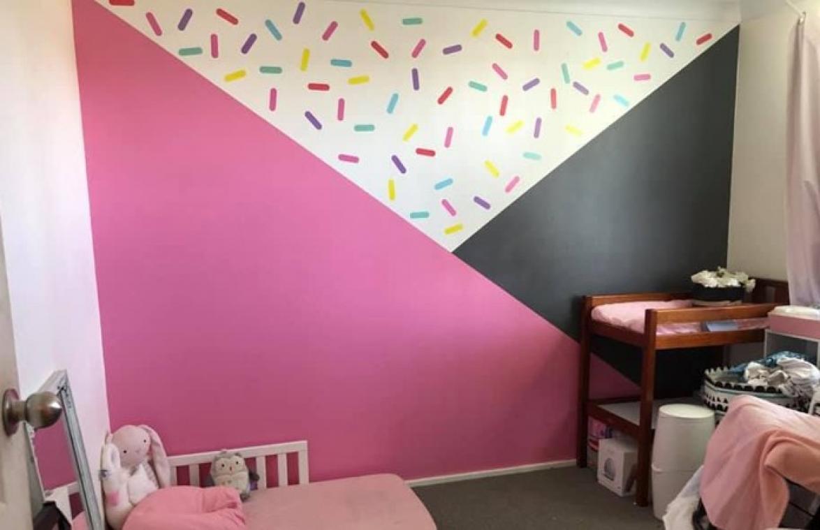Moeder onder vuur nadat ze foto van kinderkamer deelt: "Dat is gevaarlijk voor je kind!"