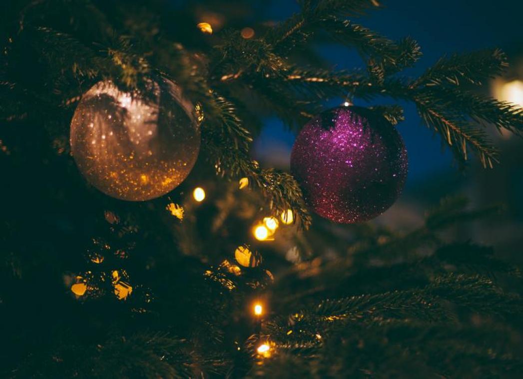 LIFEHACK. Zo zorg je ervoor dat je kerstballen niet meer overal glitters achterlaten