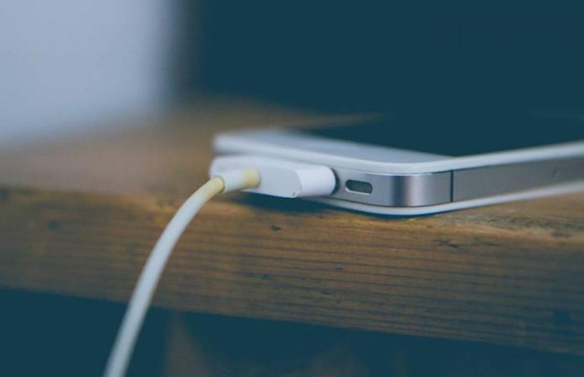 Vrouw (24) sterft nadat ze iPhone in bad laat vallen