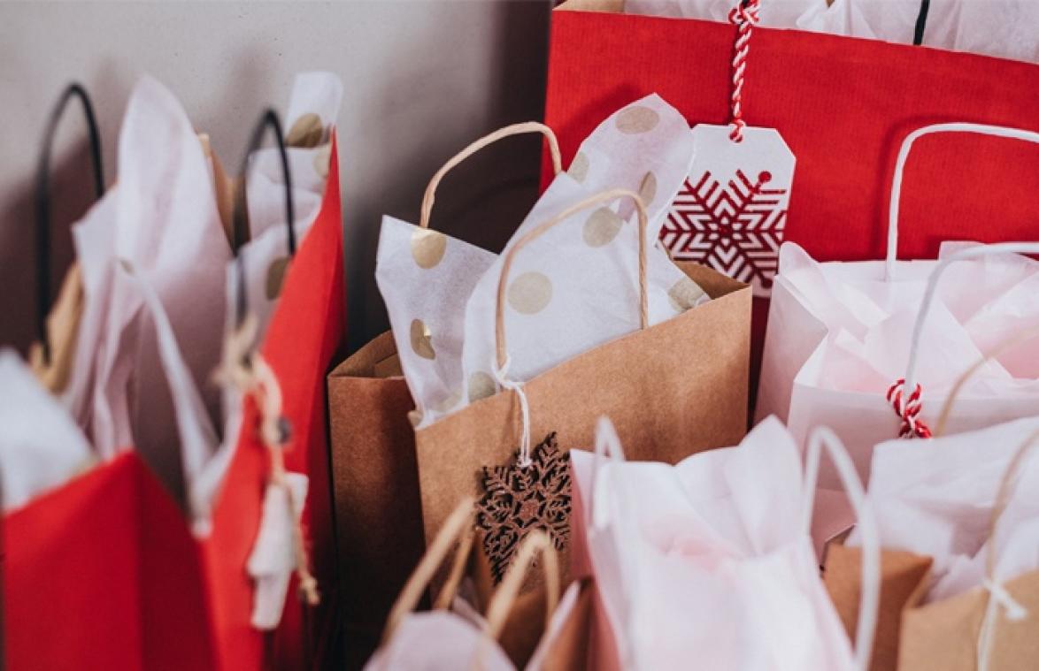 Bedrijven belonen personeel met extra grote kerstcadeaus door coronacrisis