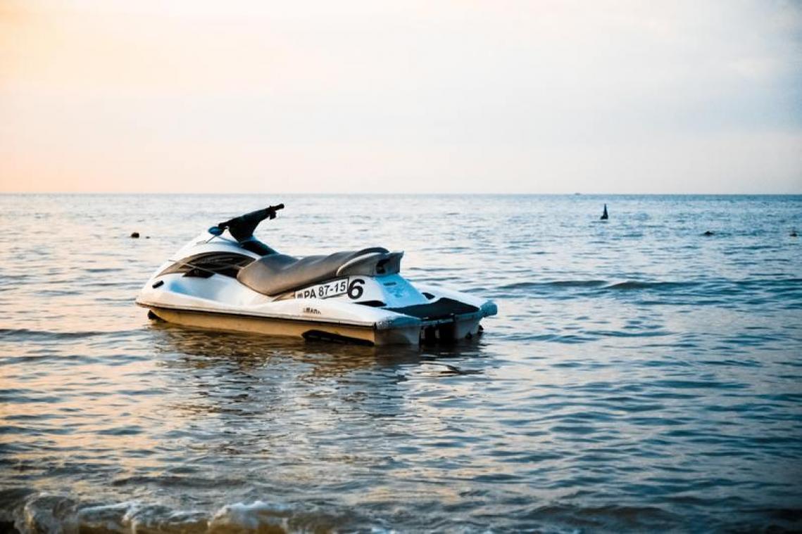 Wanhopige man vaart met jetski naar vriendin op coronavrij-eiland, krijgt zware straf bij aankomst