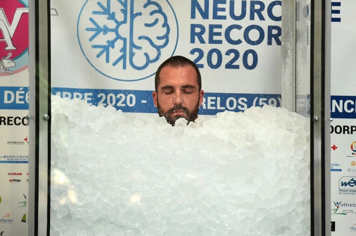 BIZAR. Fransman breekt wereldrecord zitten in ijsblokjes (foto's)