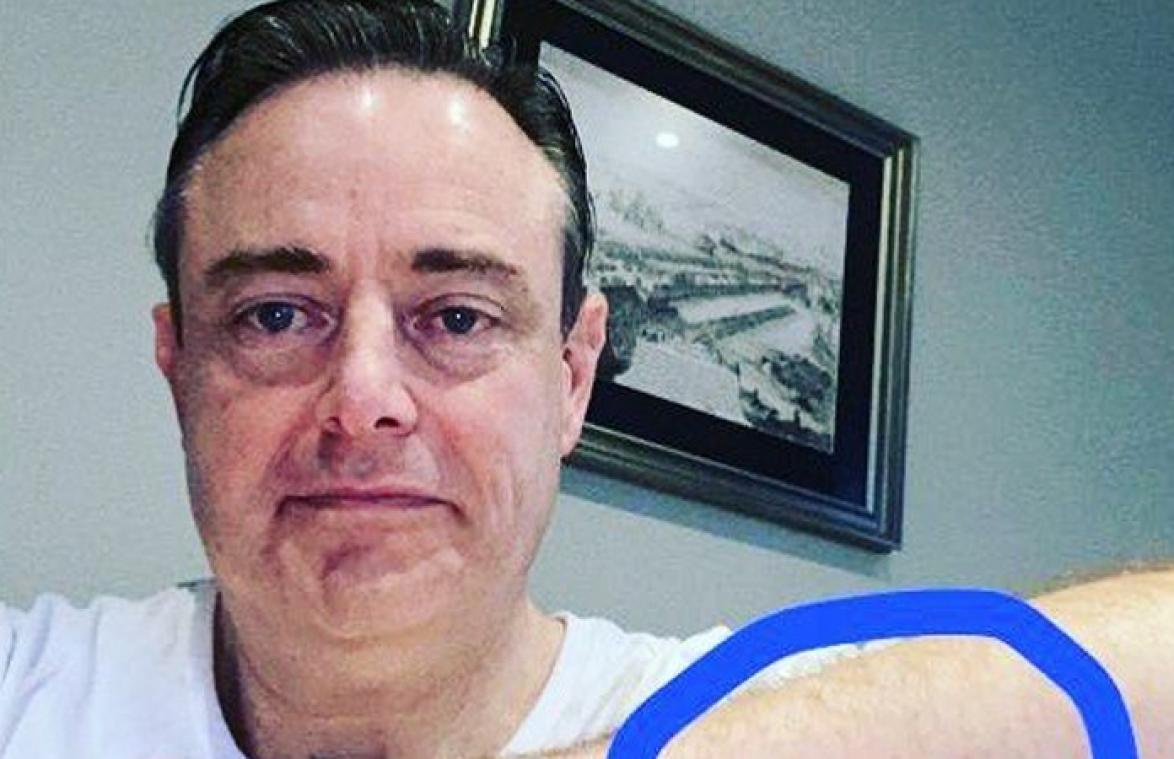 Bart De Wever toont resultaat van hondenaanval op zijn arm (foto)