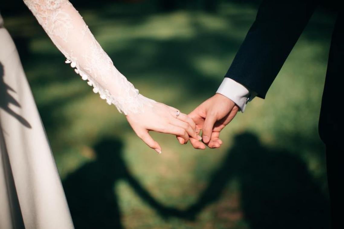 BIZAR. Vrouw doet alsof ze kanker heeft zodat vrienden bruiloft betalen