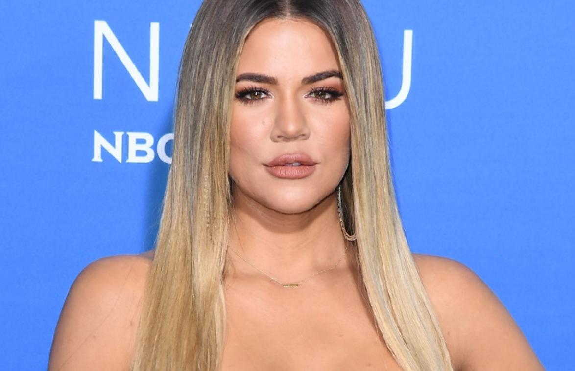 Khloé Kardashian poseert zonder bovenstukje voor eigen modemerk: "Kan ze haar kleren nu écht nooit aanhouden?" (foto)