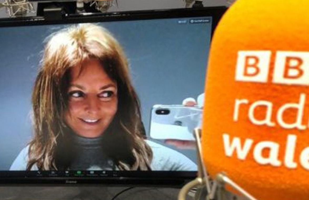 Radiopresentatrice gegeneerd wanneer camera plots focust op haar borsten (foto's)