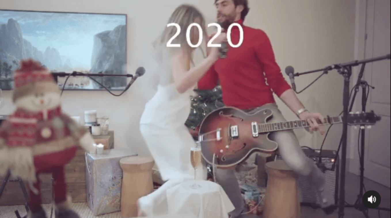 Langharige zangeres zingt vrolijk kerstliedjes met vriend, maar dan wordt het plots wat te heet... (video)