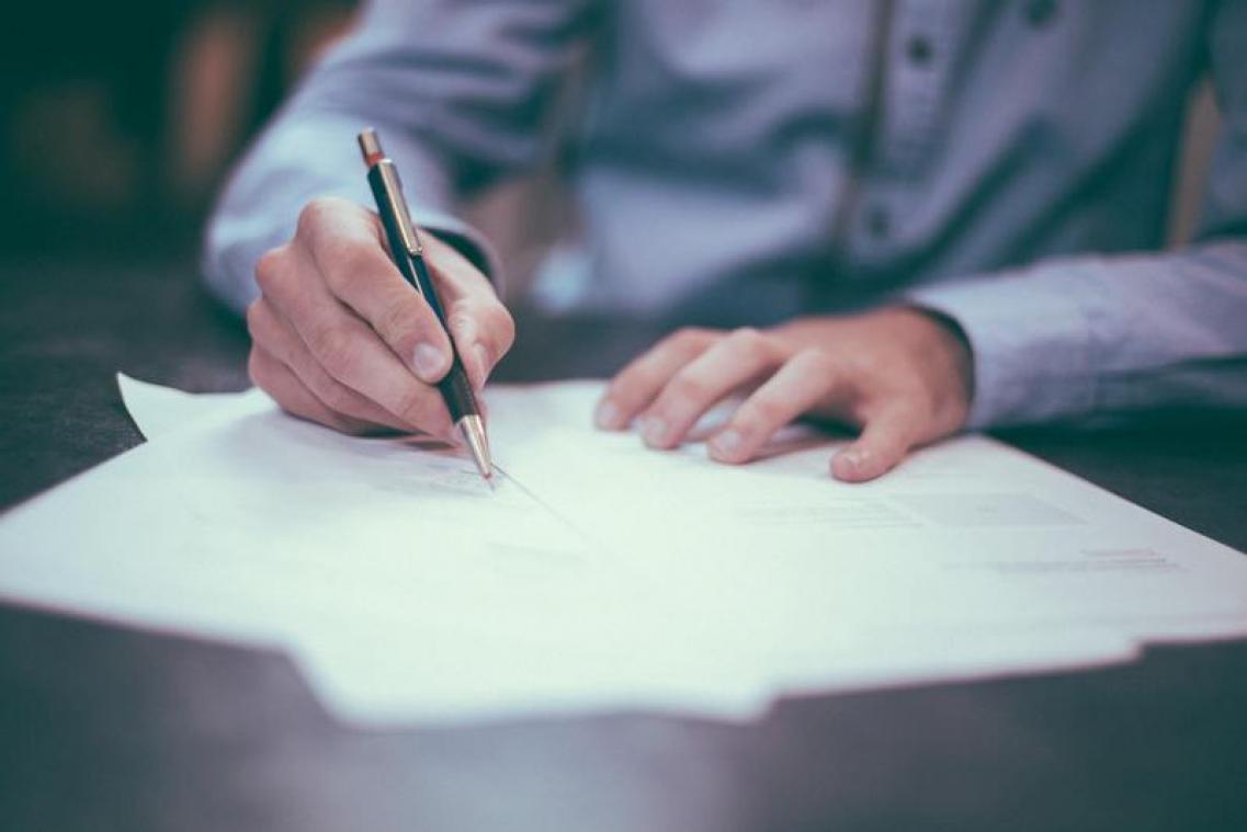 Werkloze vrouw krijgt nooit reactie op haar sollicitaties, tot ze gênante fout in haar CV ontdekt (foto)