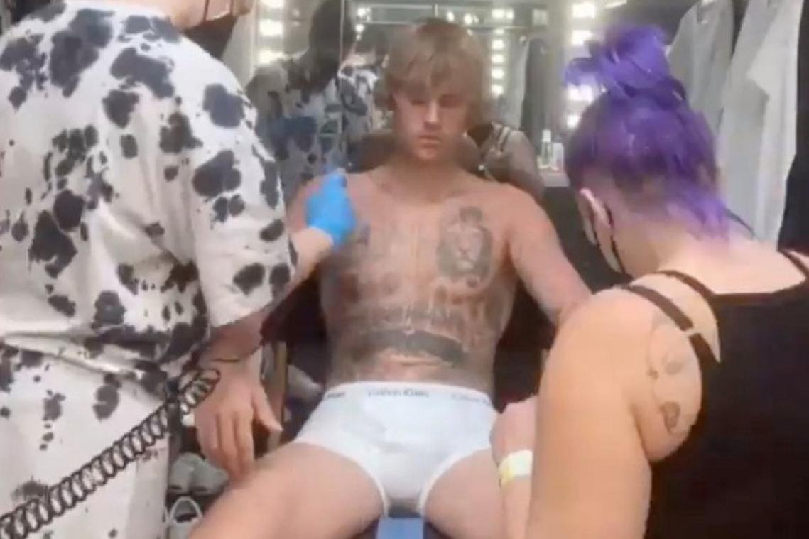 Fans worden wild van Justin Bieber in strakke onderbroek: "Laat echt niéts aan de verbeelding over" (video)