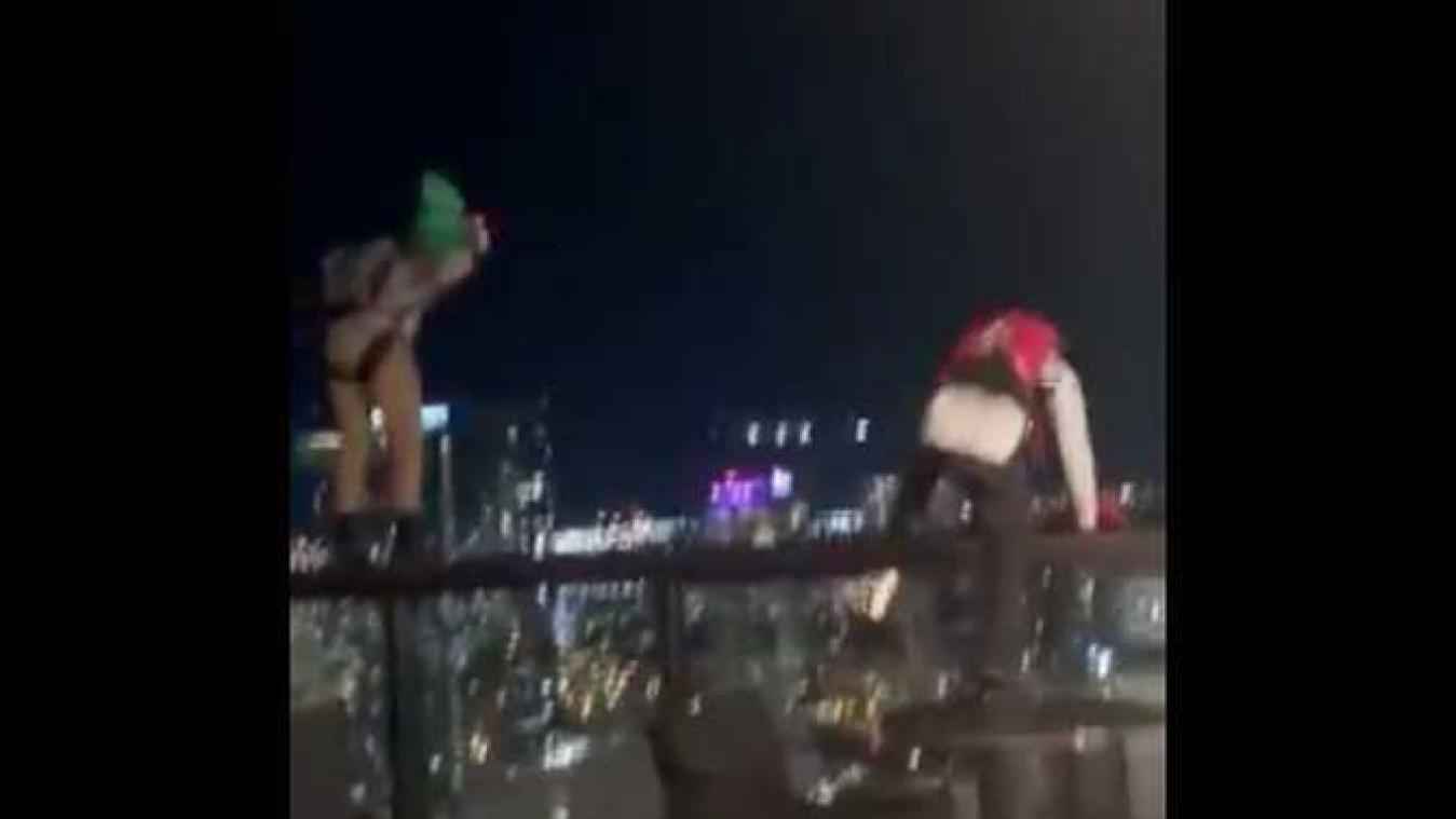 Paniek in hotel nadat parachutisten van dak springen (video)