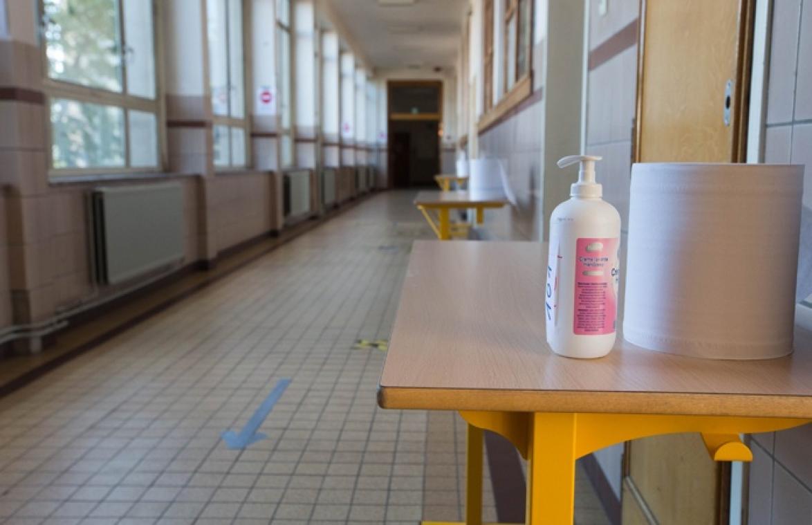 Scholen sturen leerlingen die op reis zijn geweest, terug naar huis: "We hebben daar het recht toe"