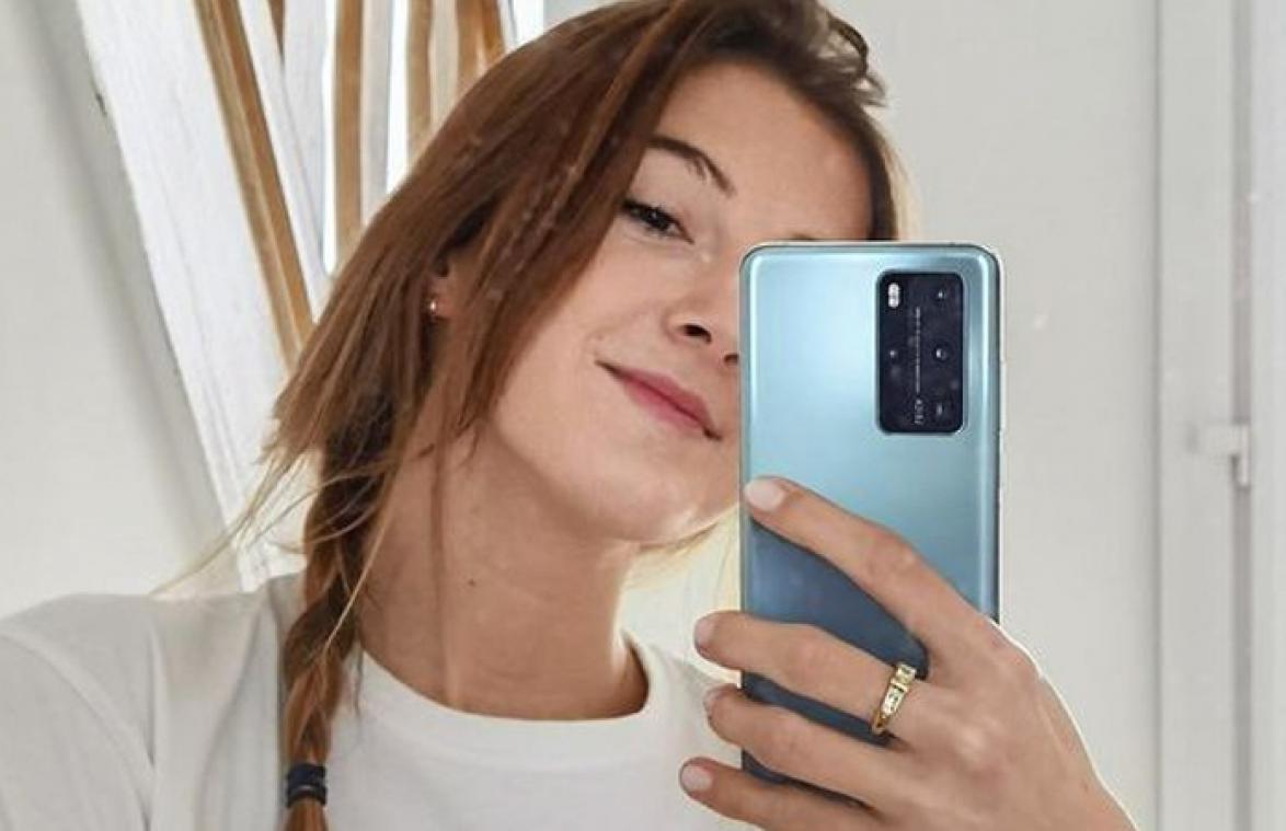 Jamie-Lee Six deelt voor-en-na-foto's van borstvergroting: "Maar ze gaan nog zakken"