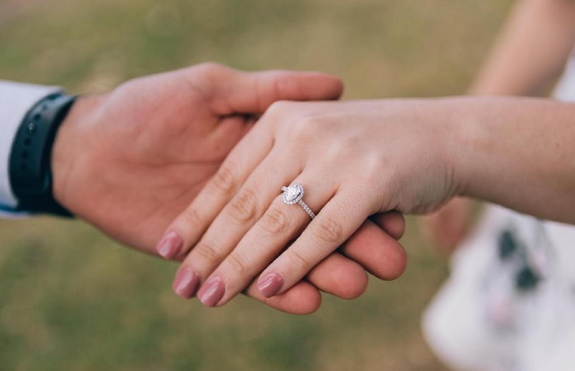 Vrouw weigert verlovingsring omdat hij niet duur genoeg is, maar krijgt kritiek: "Hoe ondankbaar kan je zijn!"