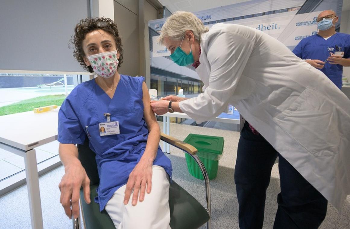 Zorgverleners uiten kritiek op vaccinstrategie: "Geef ons prioriteit"