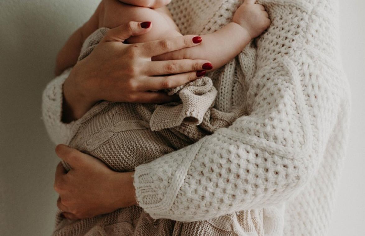 Vrouw geeft baby opzettelijk 'problematische' naam: "Dit is kindermishandeling!"