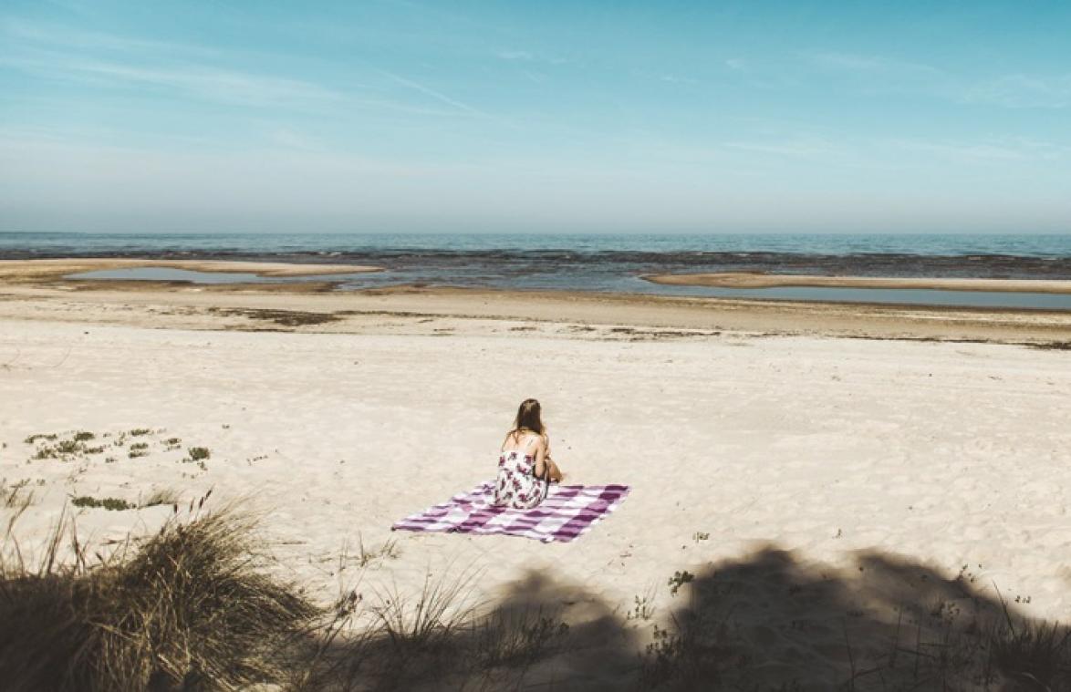 Zonnebaadster krijgt enge boodschap van viespeuk die haar stiekem fotografeerde