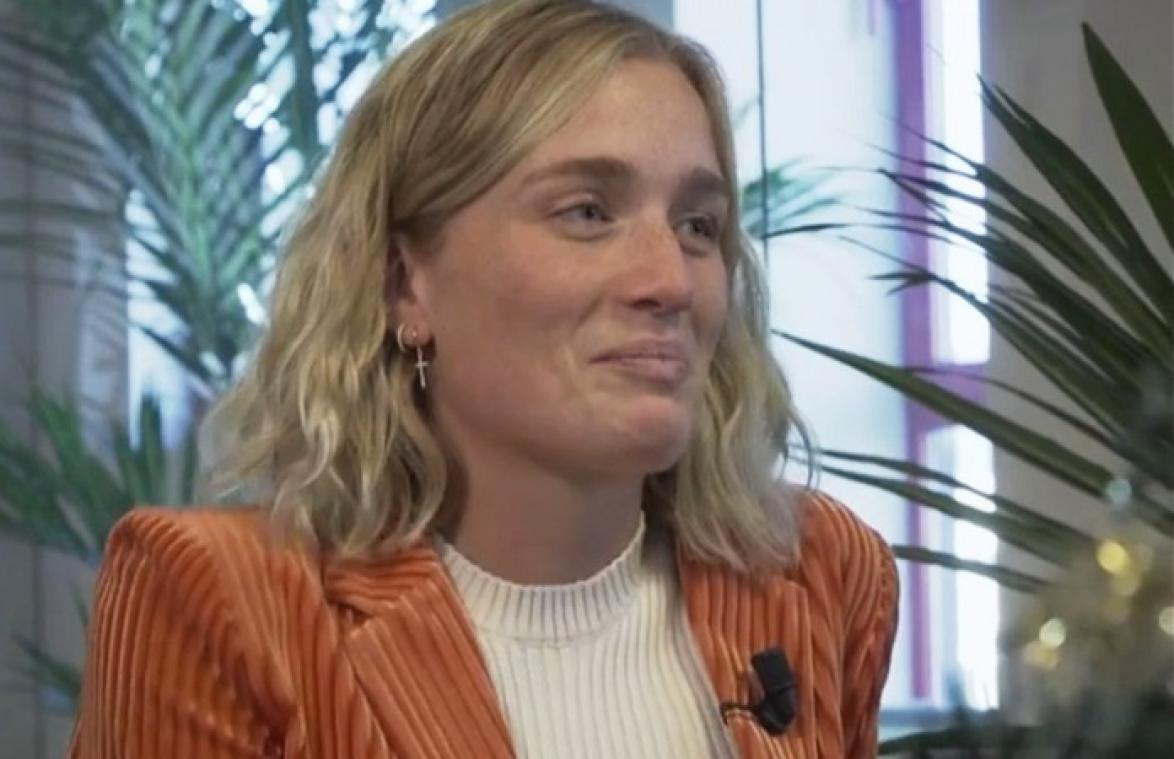 Julie Vermeire kan lach niet inhouden bij Peter Van de Veire: "Maar ja, uwe kop!" (video)