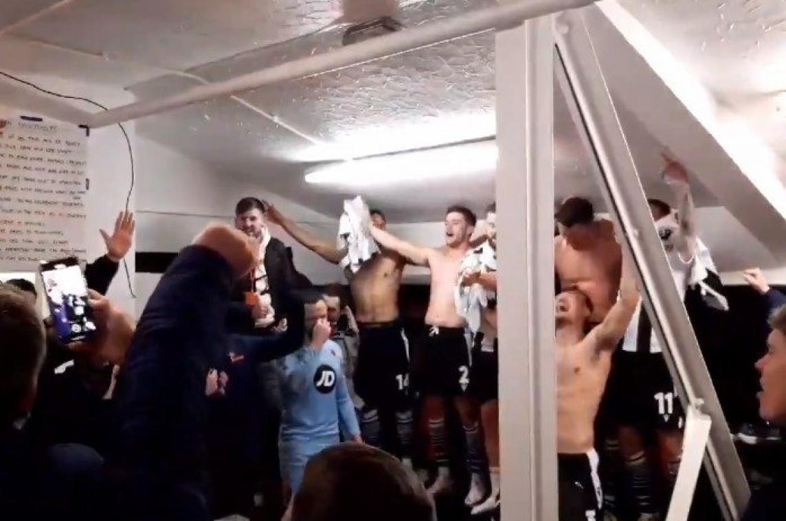 Stoere Engelse voetballers vieren zege uitbundig... met streepje Adele (video)