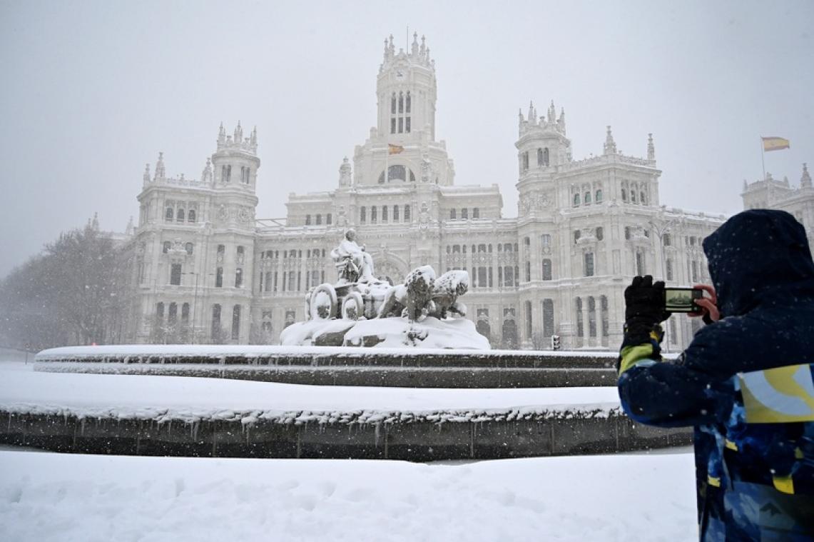 Aanhoudend winterweer in Spanje levert prachtige beelden uit Madrid op (foto's)