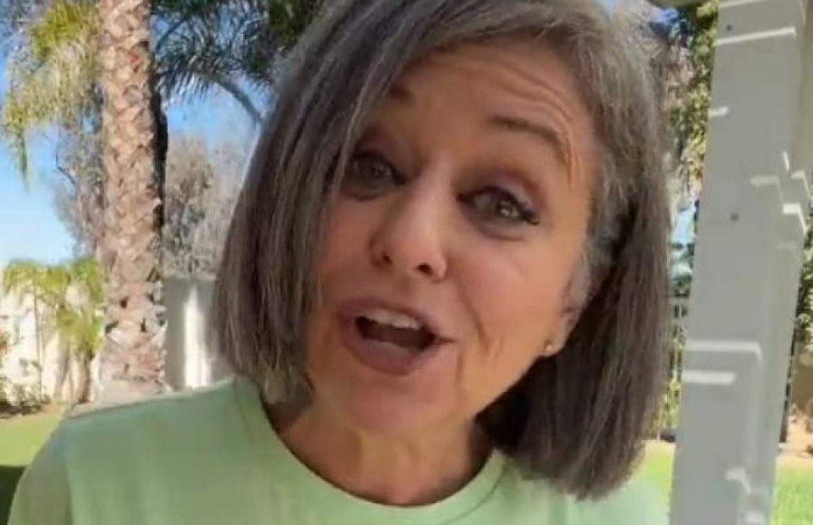 TikTokster (56) haalt uit naar critici die vinden dat ze "te oud is om zich als tiener te kleden" (video)