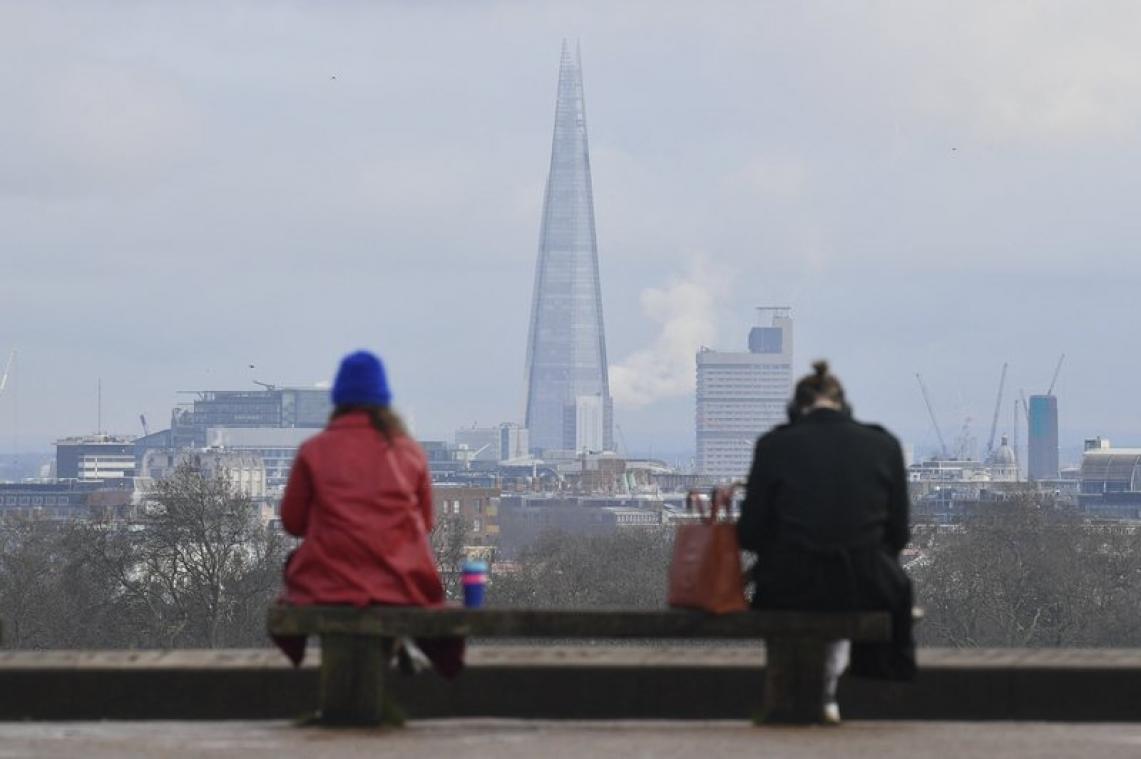 Twee meter afstand onvoldoende: Britse wetenschappers adviseren aanpassing afstandsregel