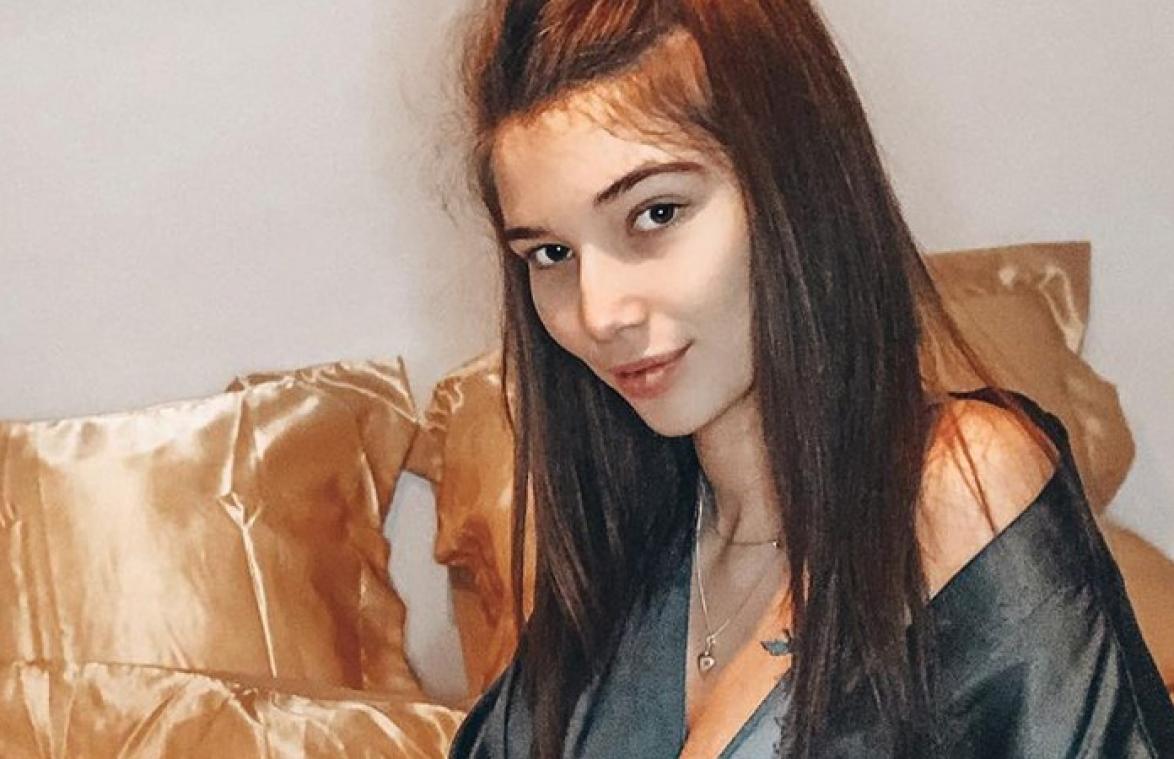 'Temptation'-Amber toont buikje na zwangerschap: "Dat loshangend vel vind ik soms wel lastig" (foto's)