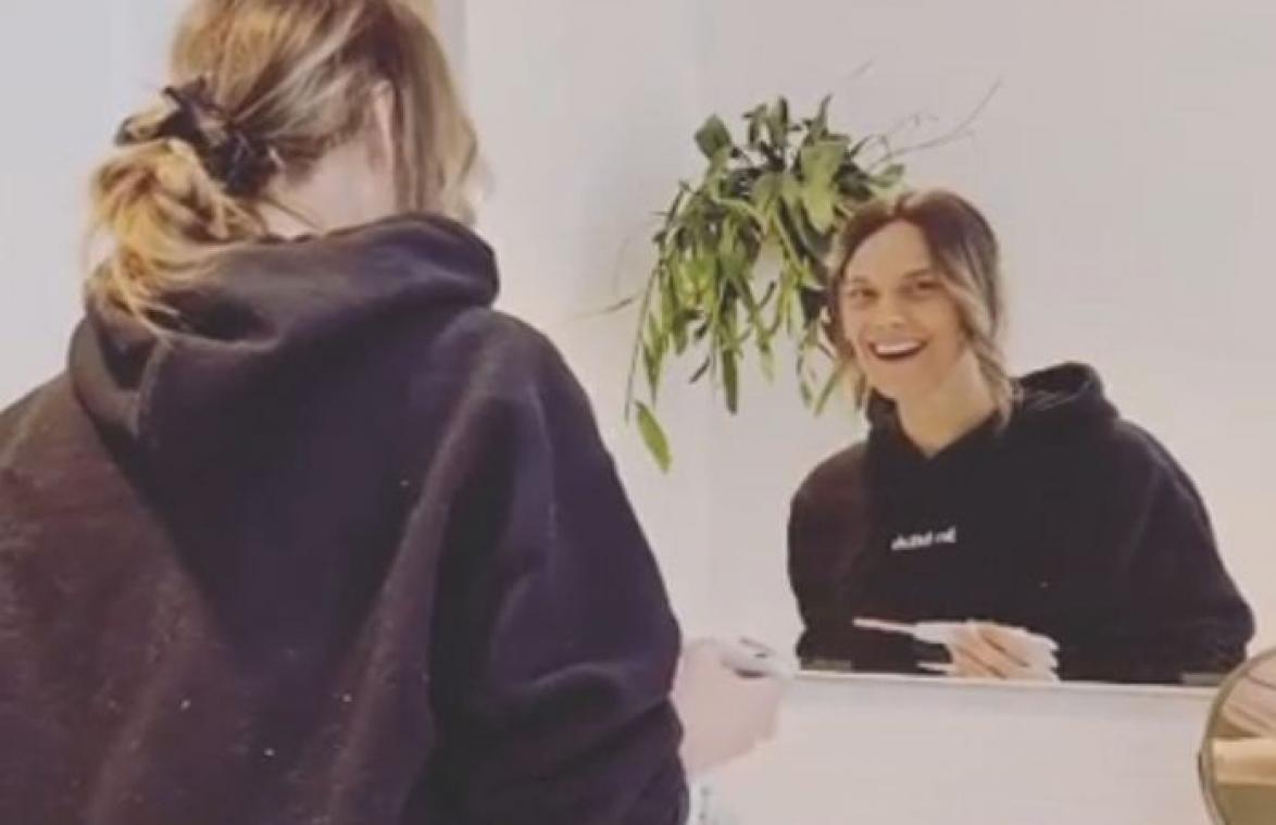 Qmusic-presentatrice Jolien Roets kondigt zwangerschap op HILARISCHE manier aan (video)
