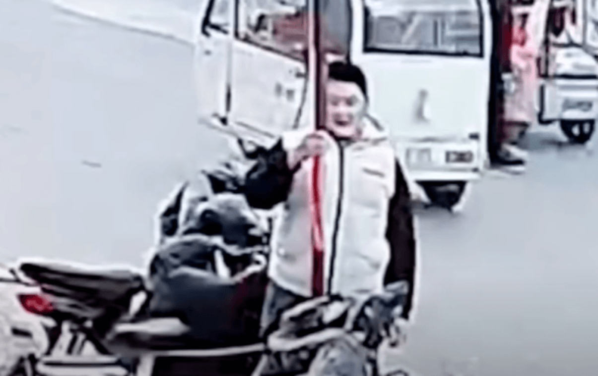 Tiener demonstreert wat er gebeurt als je voor de lol aan ijskoude paal likt (video)