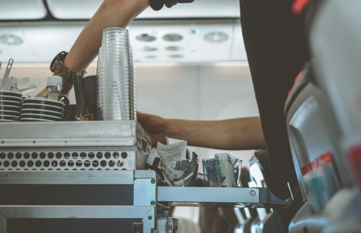 Stewardess waarschuwt om DIT nooit te drinken op een vliegtuig: "Dat is walgelijk!"