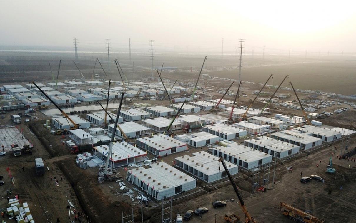 China richt gigantisch quarantainecentrum op: plaats voor 4.000 mensen (foto's)