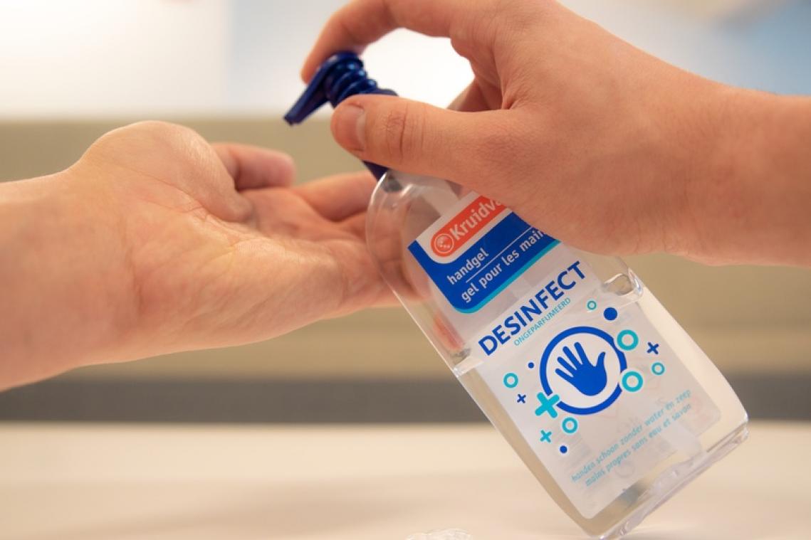 BIZAR. Tieners bieden shoppers gratis handgel aan, maar dat blijkt gemene valstrik...