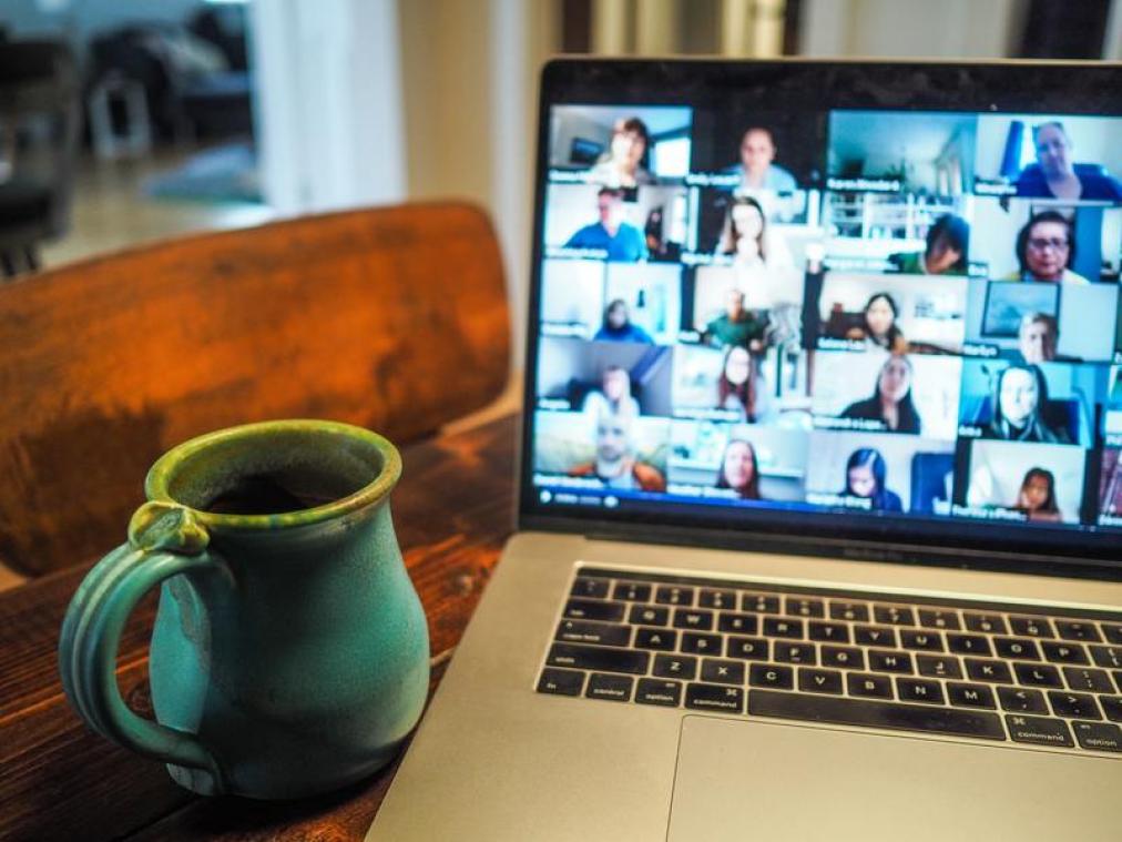 BIZAR. Daarom zet je je camera beter uit tijdens je volgende Zoom-meeting