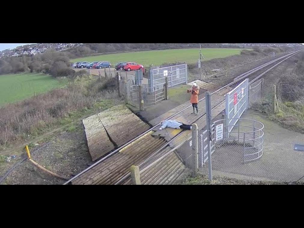 HALLUCINANT. Britse vrouwen houden fotoshoot op treinspoor: Onvoorstelbaar dom gedrag (video)