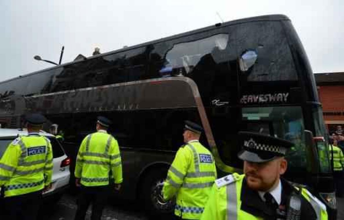 West Ham-fans vallen spelersbus Manchester United aan, aftrap 45 minuten uitgesteld