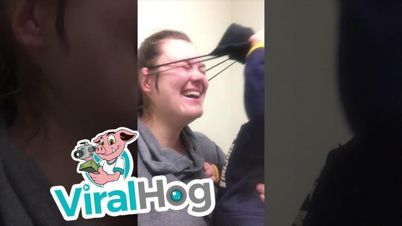 Baby speelt op hilarische manier met het mondmasker van zijn mama (video)