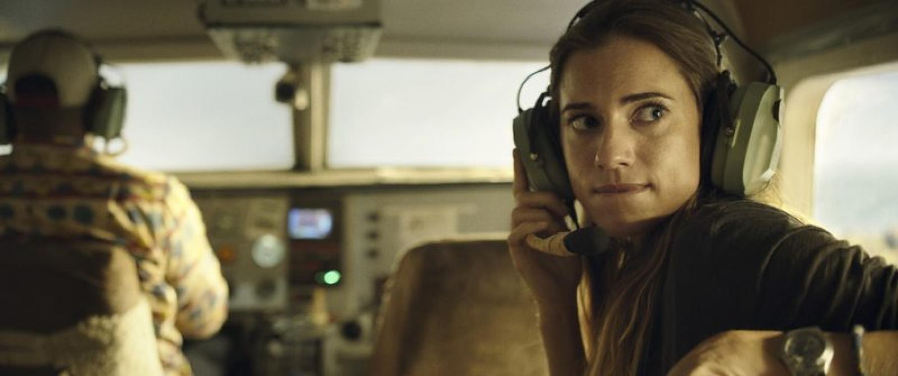 MOVIES. Allison Williams houdt vliegtuig in de lucht in 'Horizon Line': "Toen ik dit script las, kon ik niet stoppen"