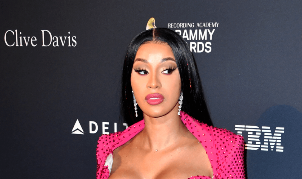Cardi B verbaast fans met VOLLEDIG doorzichtige jurk: "Ik ben in de war" (foto's)