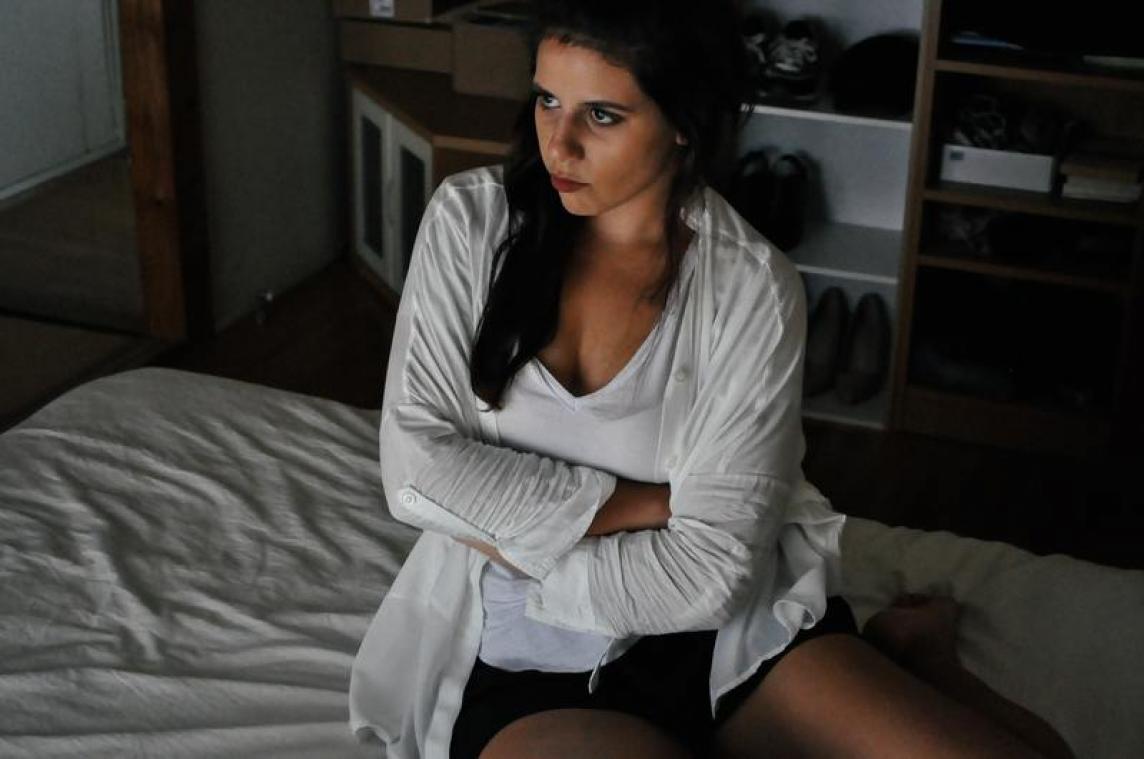 OEPS. Vrouw steekt haar man neer voor overspel... met haarzelf