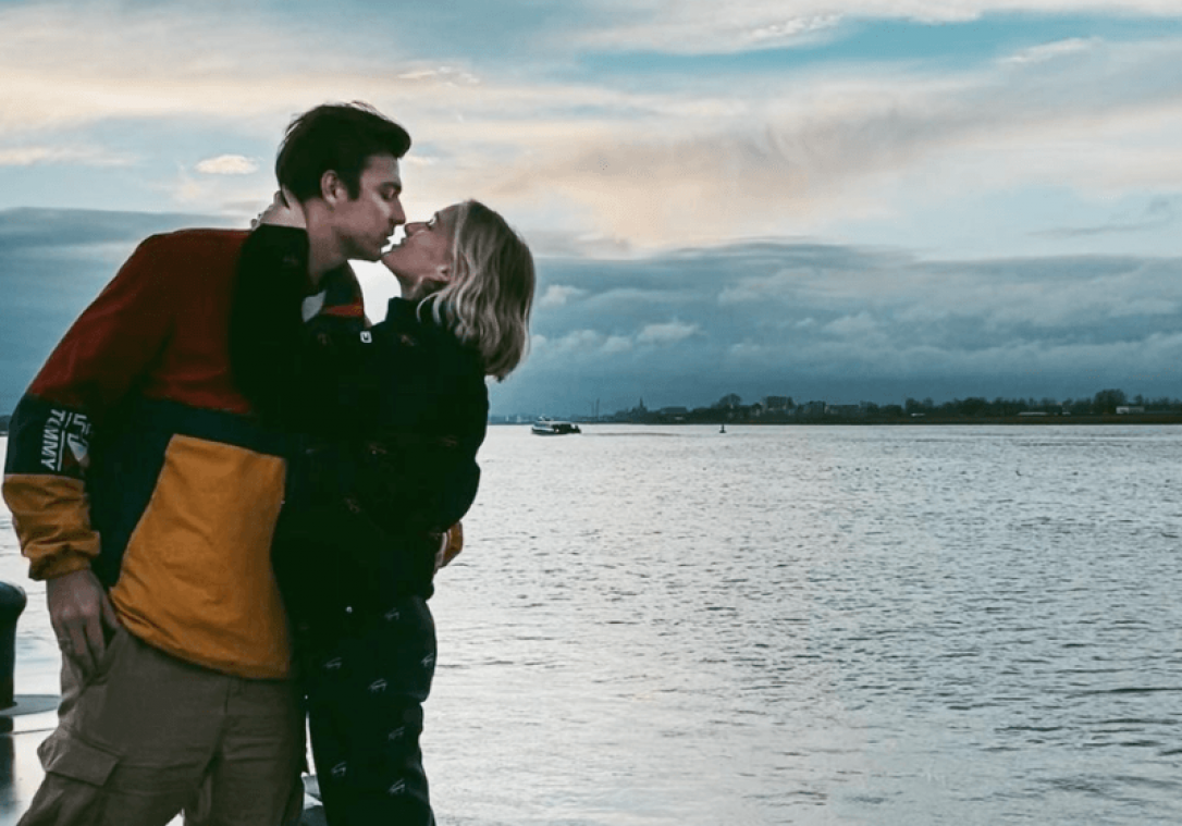 Julie Vermeire en haar vriend te zien in 'Vlaamse Baywatch', samen met oude bekende