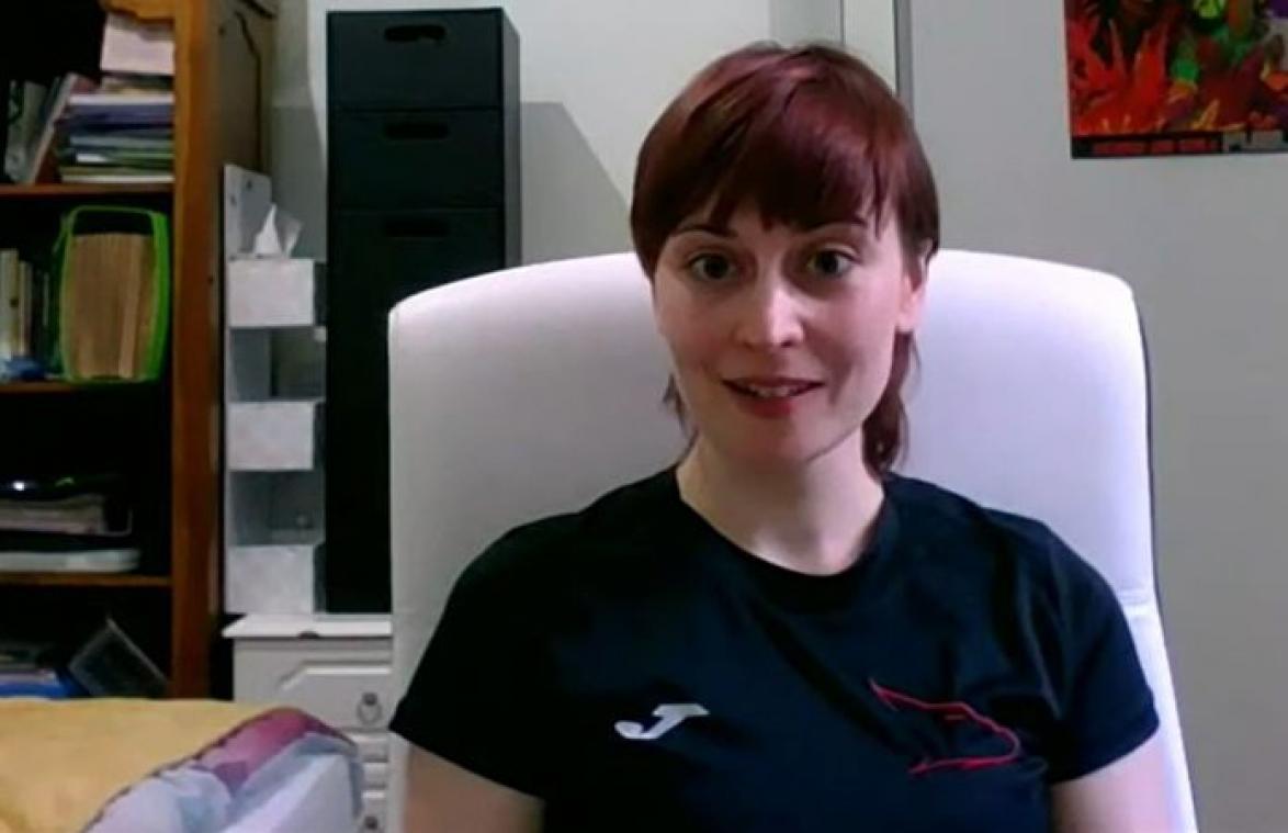 Vrouw vergeet GÊNANT item van kast te halen tijdens nieuwsinterview (video)