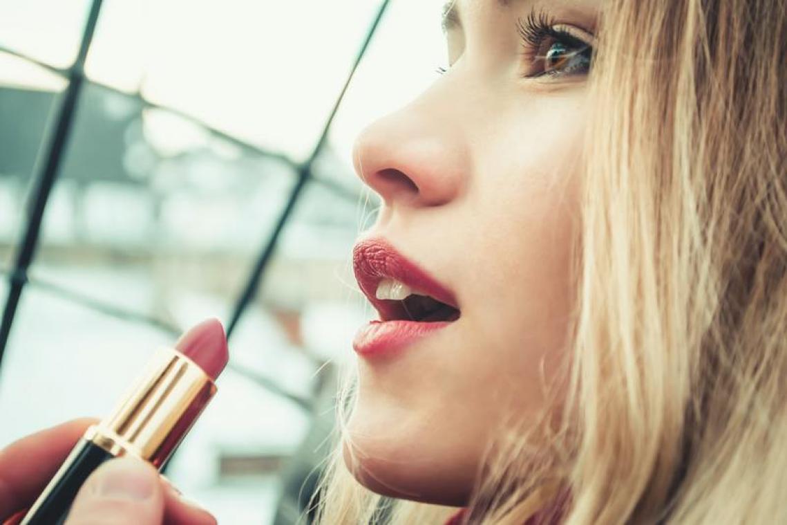 BIZAR. Met dit apparaat maak je thuis je eigen lippenstift