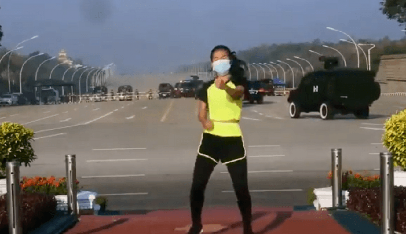 Vrouw geeft nietsvermoedend aerobics-les terwijl leger staatsgreep pleegt op de achtergrond (video)