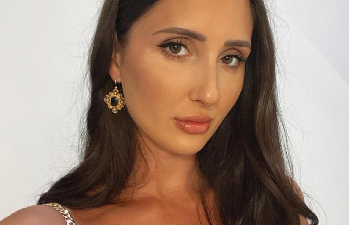 Vrouw mag vliegtuig niet op totdat ze extra kleding aandoet: "Het was vernederend!" (foto)