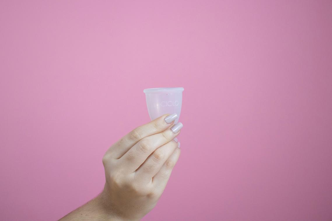 JOEPIE! Deze mutualiteit bindt strijd tegen menstruatiearmoede aan met gratis menstruatiecup