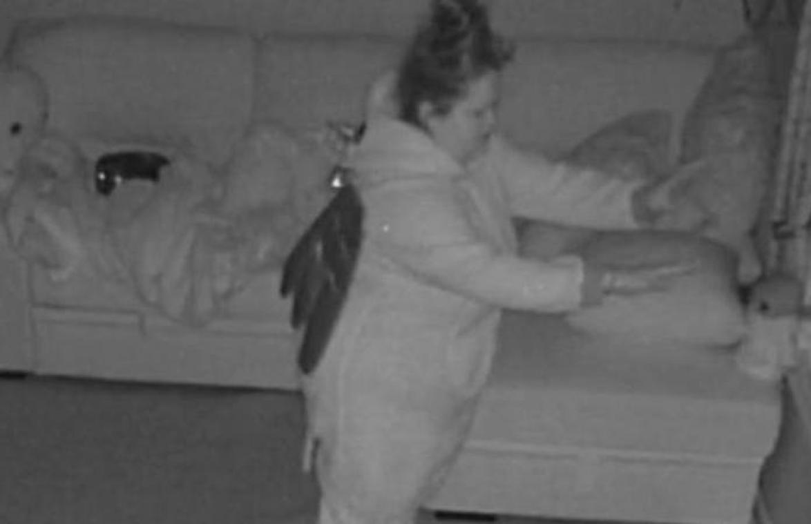 Vrouw slaapwandelt, maar maakt zichzelf op HILARISCHE wijze wakker (video)